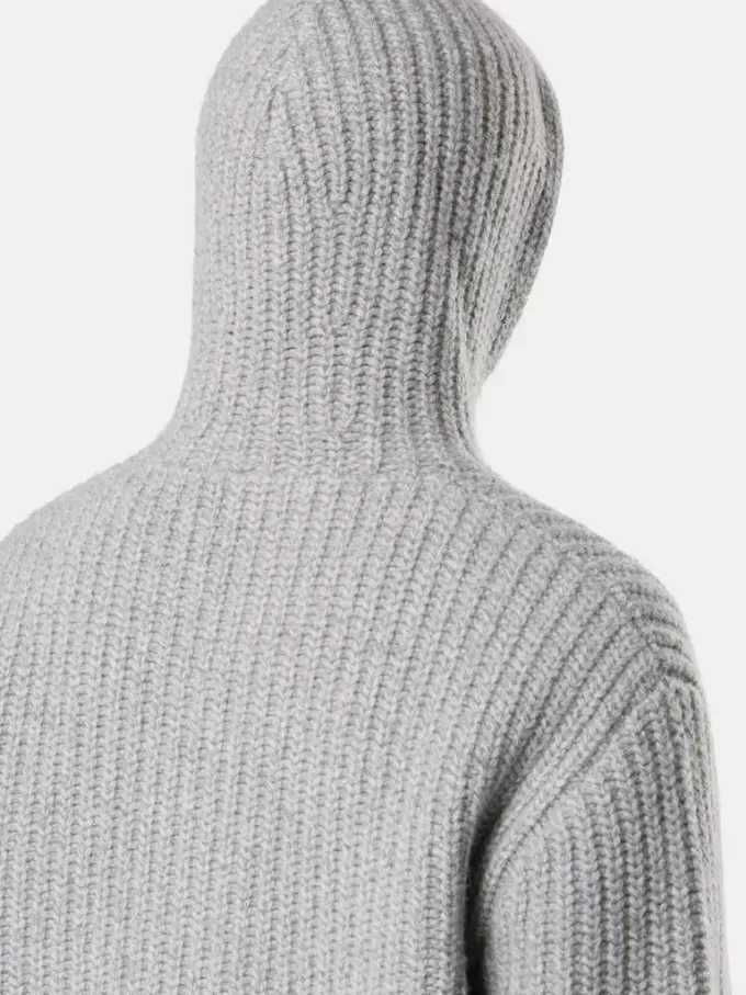 Pull à capuche zippé avec poches et côtes de pêcheur.