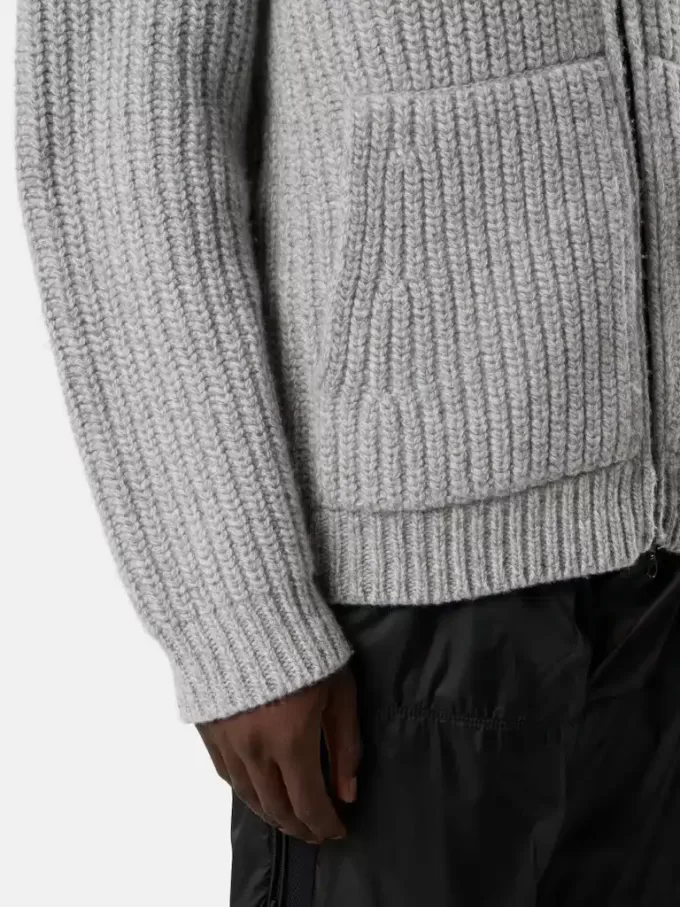 Pull à capuche zippé avec poches et côtes de pêcheur.