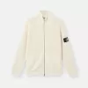 Pull zippé avec poches et côtes de pêcheur. Pull zippé avec poches et côtes de pêcheur.