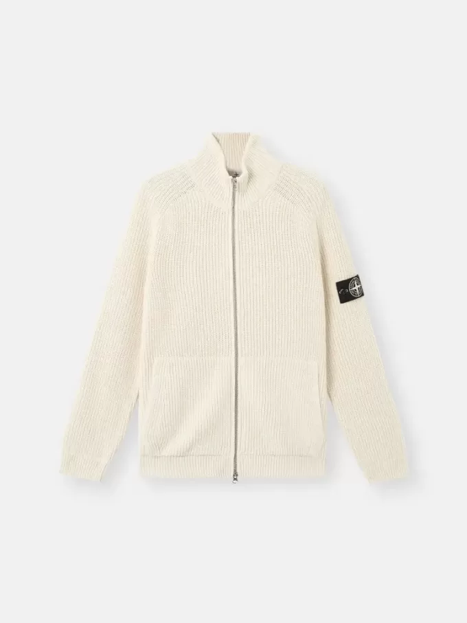Pull zippé avec poches et côtes de pêcheur. Pull zippé avec poches et côtes de pêcheur.