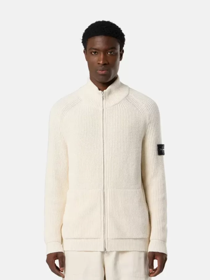 Pull zippé avec poches et côtes de pêcheur. Pull zippé avec poches et côtes de pêcheur.