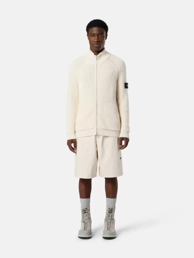 Pull zippé avec poches et côtes de pêcheur. Pull zippé avec poches et côtes de pêcheur.