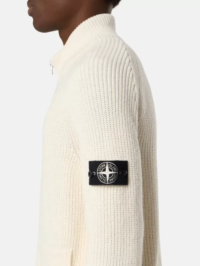 Pull zippé avec poches et côtes de pêcheur. Pull zippé avec poches et côtes de pêcheur.