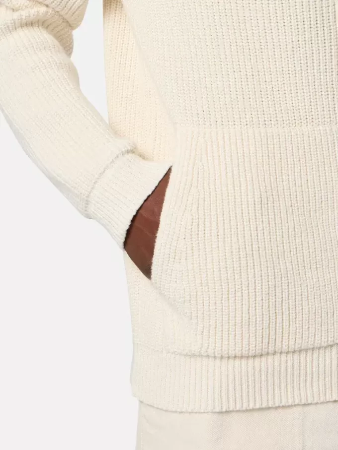 Pull zippé avec poches et côtes de pêcheur. Pull zippé avec poches et côtes de pêcheur.