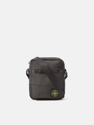 Sac pochette avec multiples poches et fermeture à glissière sur le dessus. Sac pochette avec multiples poches et fermeture à glissière sur le dessus.
