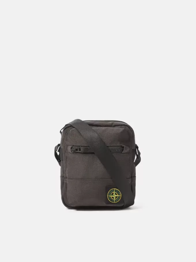 Sac pochette avec multiples poches et fermeture à glissière sur le dessus.