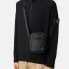 Sac pochette avec multiples poches et fermeture à glissière sur le dessus.