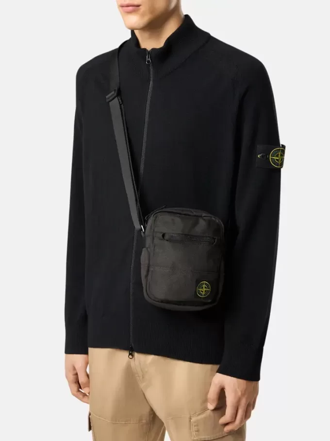 Sac pochette avec multiples poches et fermeture à glissière sur le dessus.