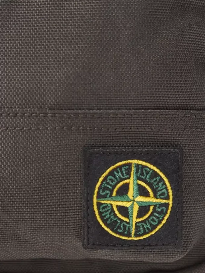 Sac pochette avec multiples poches et fermeture à glissière sur le dessus.