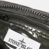 Sac pochette avec multiples poches et fermeture à glissière sur le dessus.