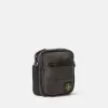 Sac pochette avec multiples poches et fermeture à glissière sur le dessus.