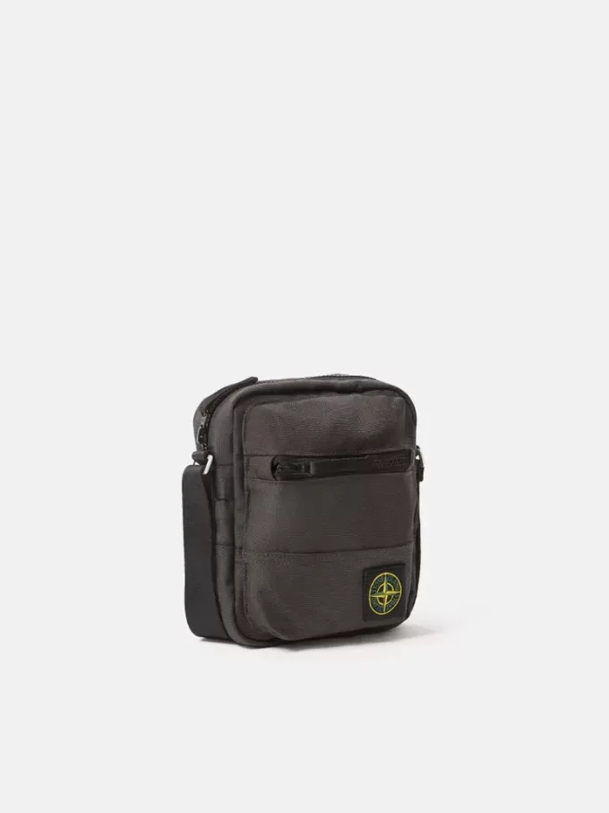 Sac pochette avec multiples poches et fermeture à glissière sur le dessus.