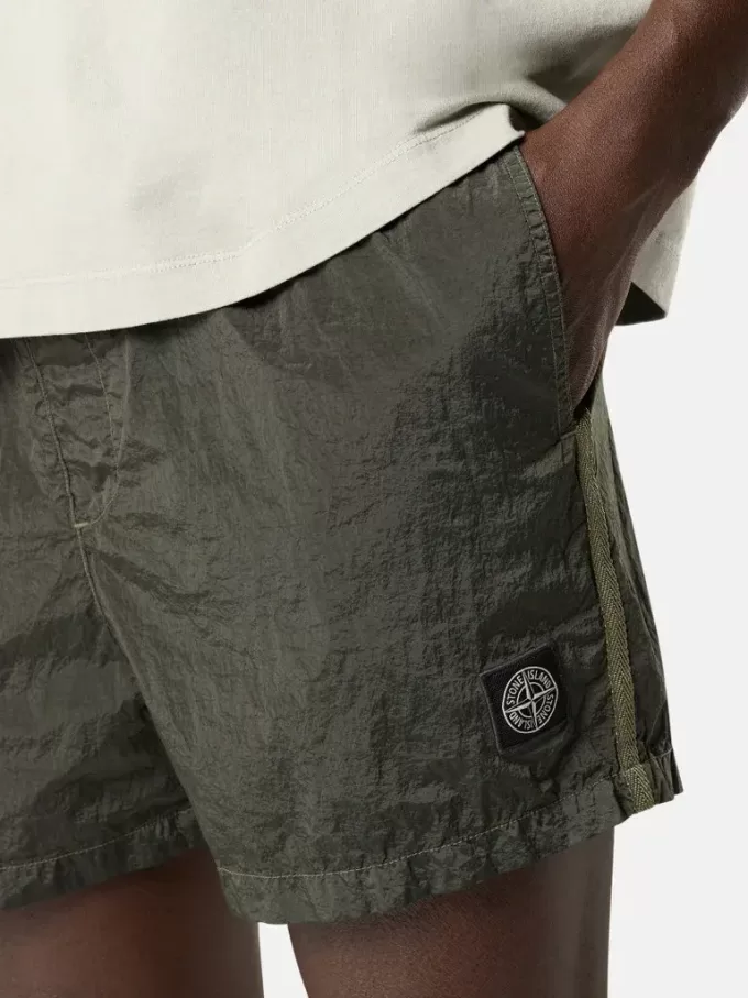 Short de bain slim fit avec poches et doublure en maille Short de bain slim fit avec poches et doublure en maille