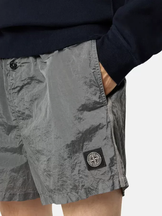 Short de bain slim fit avec poches et doublure en maille Short de bain slim fit avec poches et doublure en maille