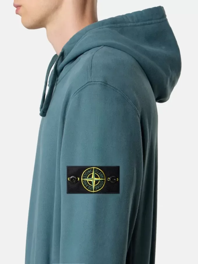 Sweat-shirt à capuche coupe classique avec poche kangourou.
