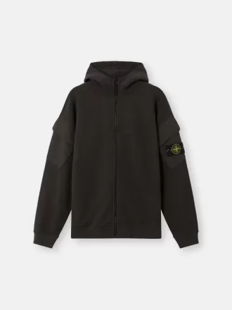 Sweat-shirt à capuche et fermeture éclair, coupe classique, avec poches sur les manches. Sweat-shirt à capuche et fermeture éclair, coupe classique, avec poches sur les manches.