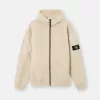 Sweat-shirt à capuche et fermeture éclair, coupe classique, avec poches sur les manches.