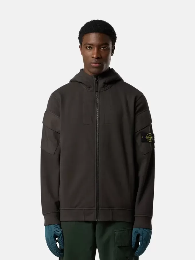 Sweat-shirt à capuche et fermeture éclair, coupe classique, avec poches sur les manches.