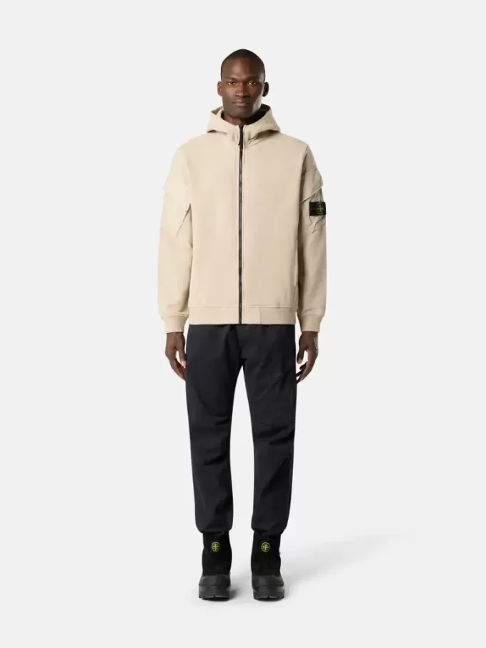 Sweat-shirt à capuche et fermeture éclair, coupe classique, avec poches sur les manches.