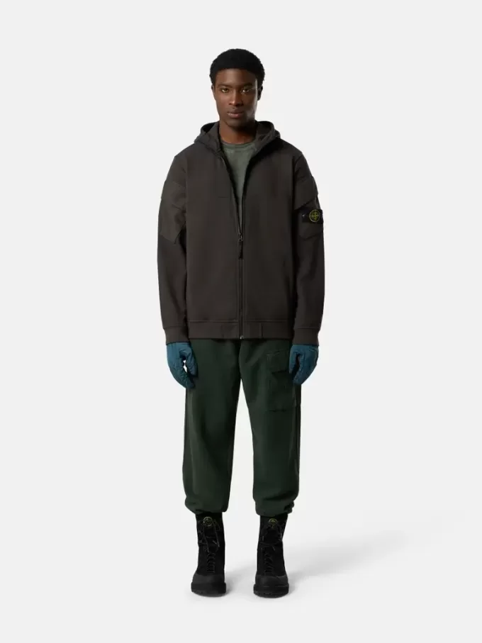 Sweat-shirt à capuche et fermeture éclair, coupe classique, avec poches sur les manches.