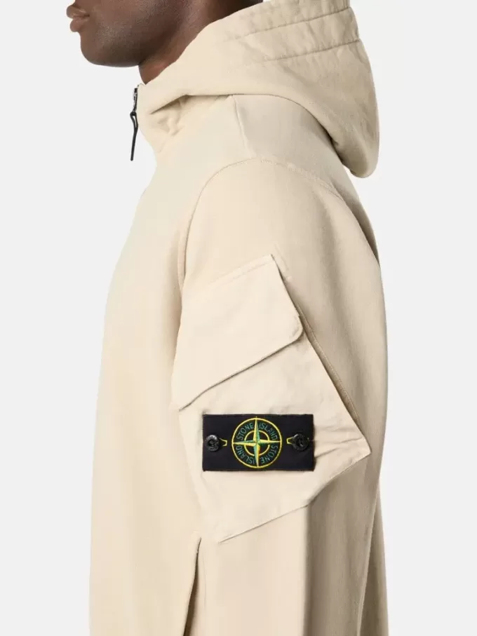 Sweat-shirt à capuche et fermeture éclair, coupe classique, avec poches sur les manches.