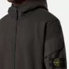 Sweat-shirt à capuche et fermeture éclair, coupe classique, avec poches sur les manches.
