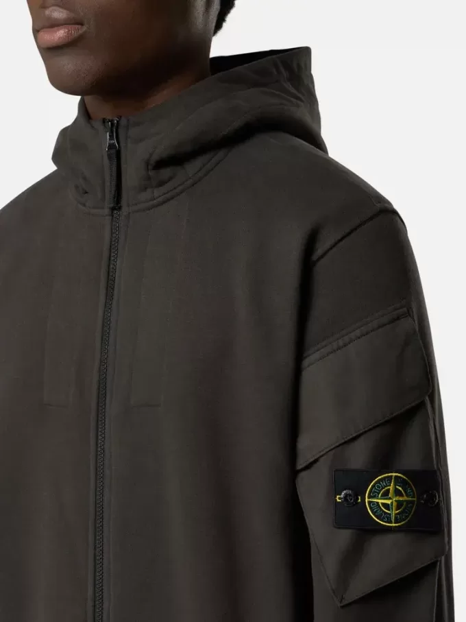 Sweat-shirt à capuche et fermeture éclair, coupe classique, avec poches sur les manches.