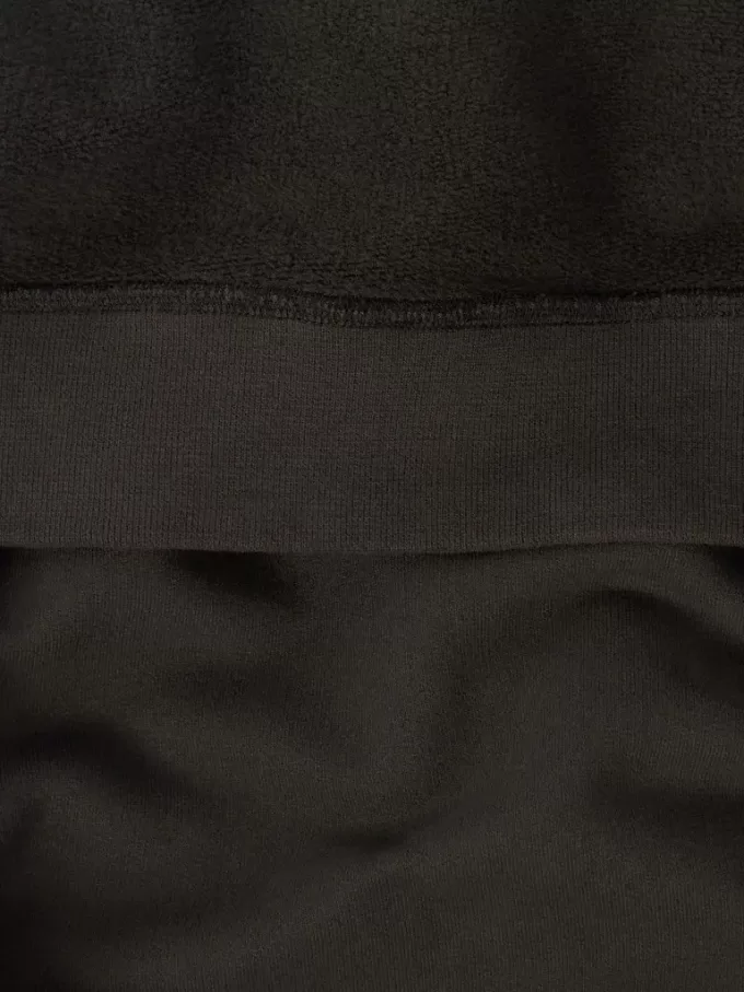 Sweat-shirt à capuche et fermeture éclair, coupe classique, avec poches sur les manches.