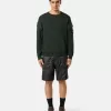 Sweat-shirt à col rond et coupe classique avec poches sur les manches Sweat-shirt à col rond et coupe classique avec poches sur les manches
