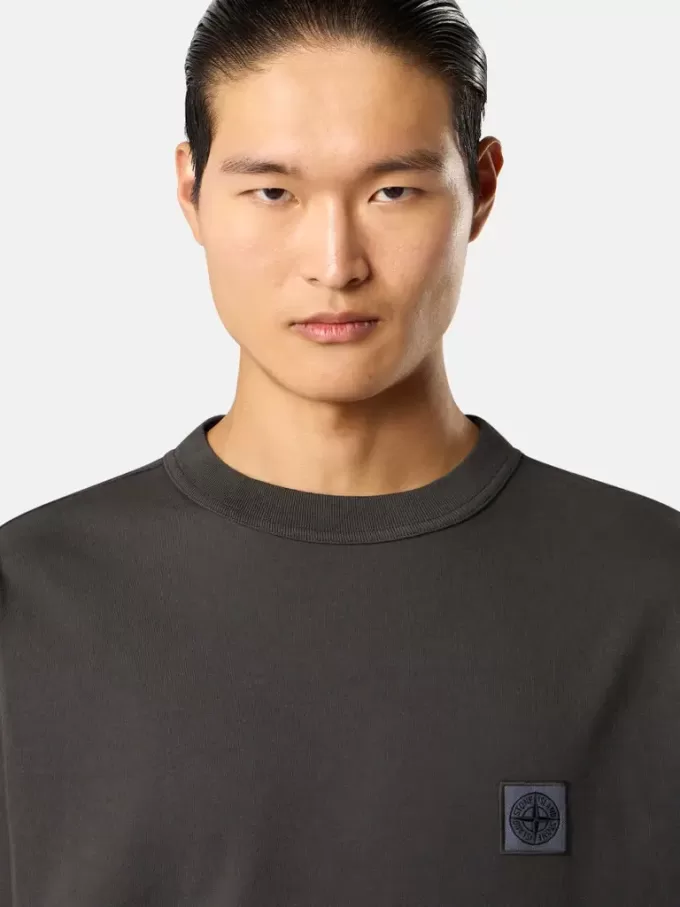 T-shirt à manches longues et coupe classique avec patch Compass ton sur ton T-shirt à manches longues et coupe classique avec patch Compass ton sur ton