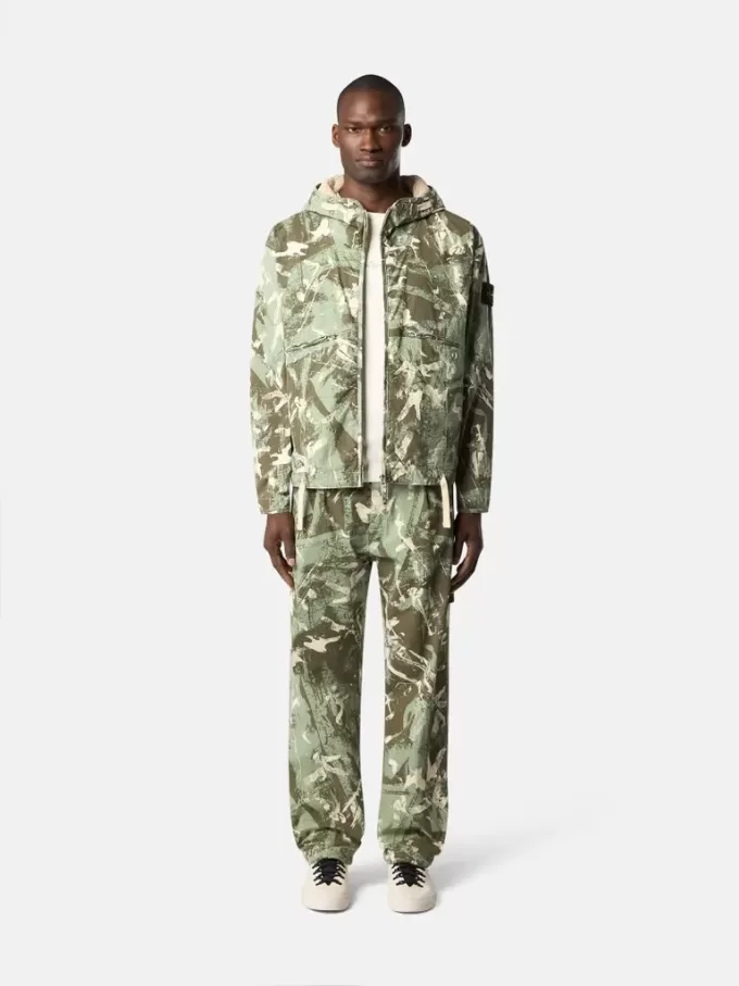 Veste à capuche avec imprimé camouflage et traitement anti-gouttes Veste à capuche avec imprimé camouflage et traitement anti-gouttes