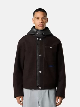 Veste à capuche avec jugulaire et poche poitrine Veste à capuche avec jugulaire et poche poitrine