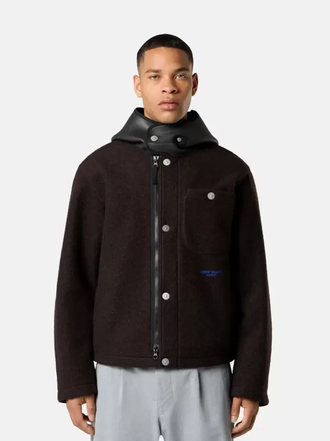 Veste à capuche avec jugulaire et poche poitrine Veste à capuche avec jugulaire et poche poitrine
