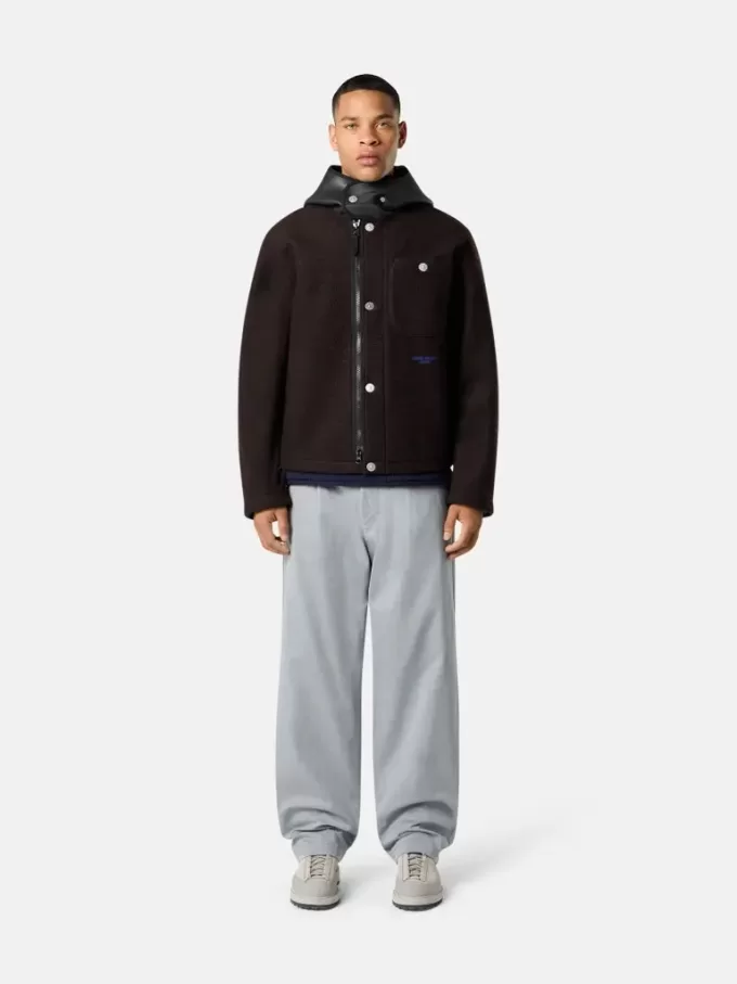 Veste à capuche avec jugulaire et poche poitrine Veste à capuche avec jugulaire et poche poitrine