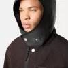 Veste à capuche avec jugulaire et poche poitrine Veste à capuche avec jugulaire et poche poitrine