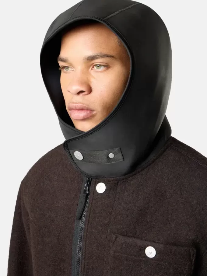 Veste à capuche avec jugulaire et poche poitrine Veste à capuche avec jugulaire et poche poitrine