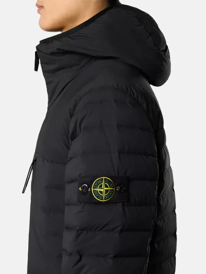 Veste à capuche avec tunnels sans coutures pour les plumes et système anti-chute Veste à capuche avec tunnels sans coutures pour les plumes et système anti-chute