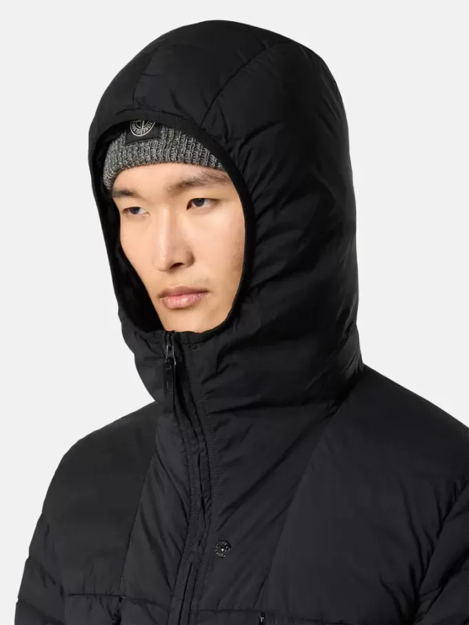 Veste à capuche avec tunnels sans coutures pour les plumes et système anti-chute Veste à capuche avec tunnels sans coutures pour les plumes et système anti-chute