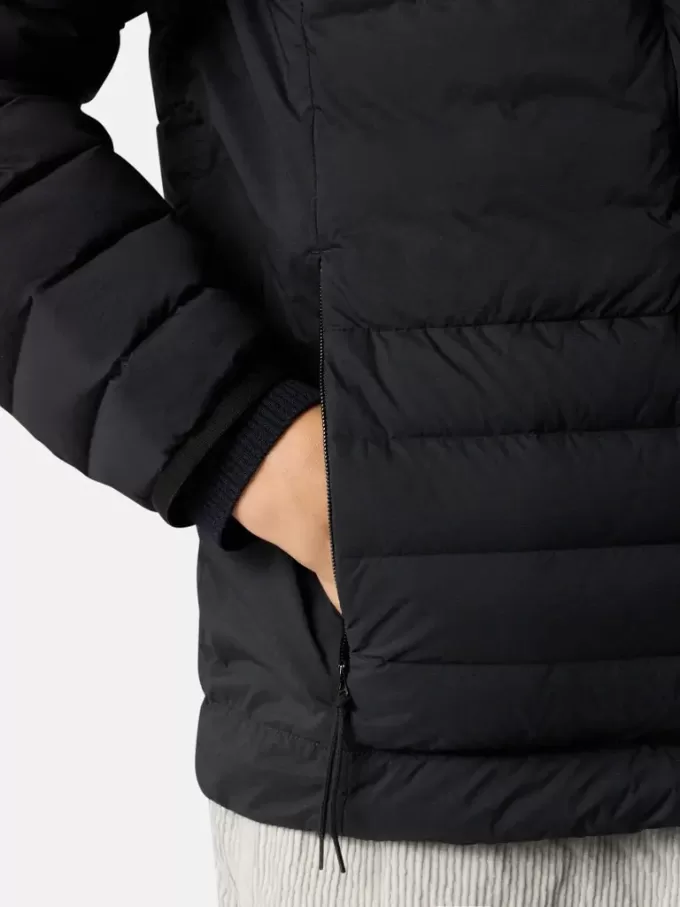 Veste à capuche avec tunnels sans coutures pour les plumes et système anti-chute Veste à capuche avec tunnels sans coutures pour les plumes et système anti-chute