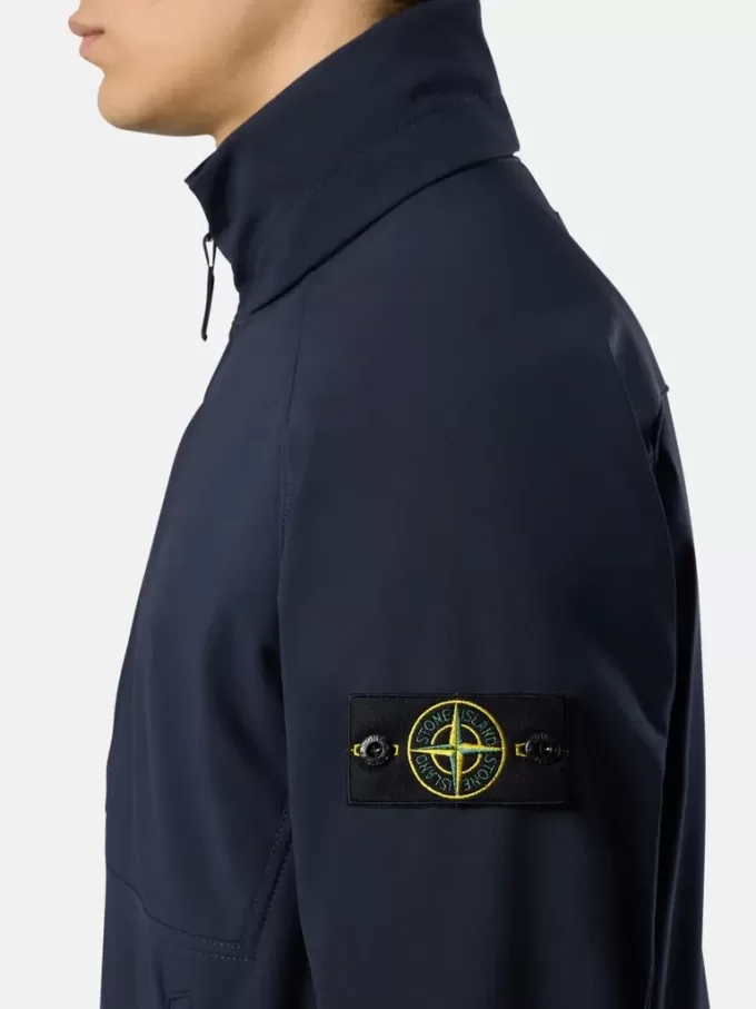 Veste coupe-vent et imperméable avec capuche dissimulée Veste coupe-vent et imperméable avec capuche dissimulée