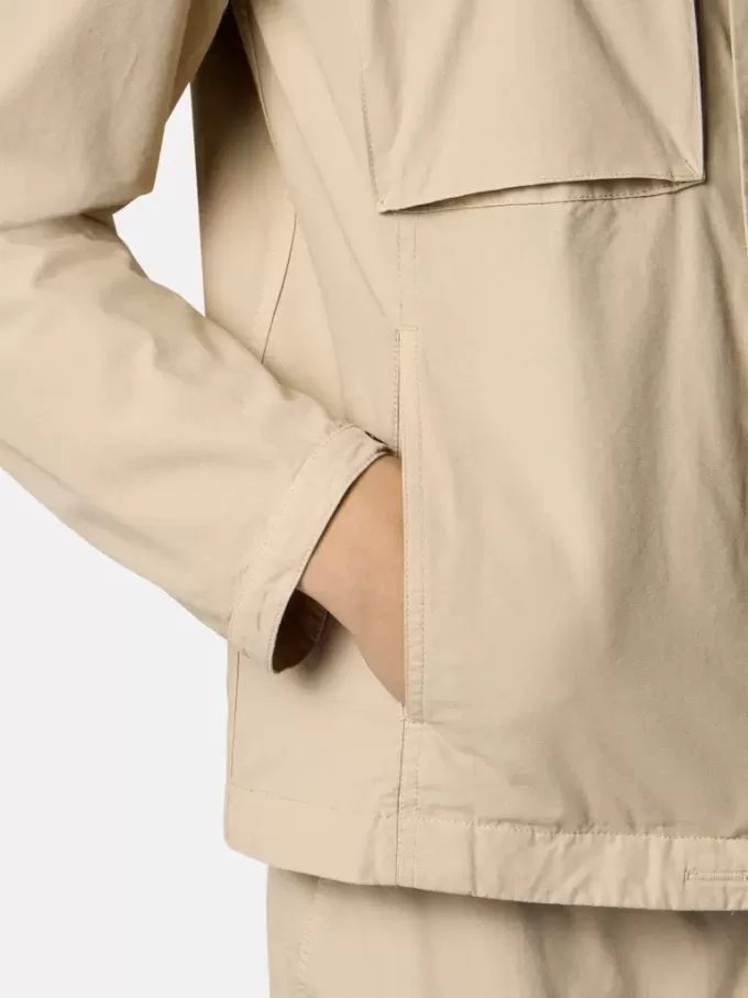 Veste de terrain à capuche avec poche anti-chute et poches poitrine Veste de terrain à capuche avec poche anti-chute et poches poitrine