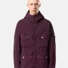 Veste de terrain à capuche avec poches anti-chute et à boutons-pression. Veste de terrain à capuche avec poches anti-chute et à boutons-pression.