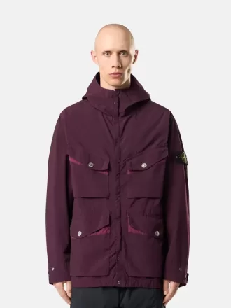Veste de terrain à capuche avec poches anti-chute et à boutons-pression. Veste de terrain à capuche avec poches anti-chute et à boutons-pression.