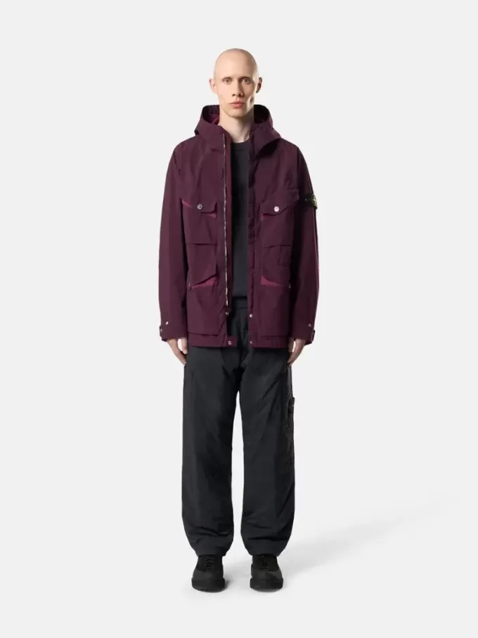 Veste de terrain à capuche avec poches anti-chute et à boutons-pression. Veste de terrain à capuche avec poches anti-chute et à boutons-pression.