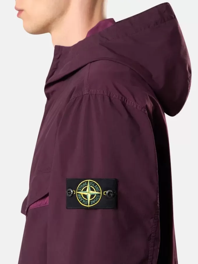 Veste de terrain à capuche avec poches anti-chute et à boutons-pression. Veste de terrain à capuche avec poches anti-chute et à boutons-pression.