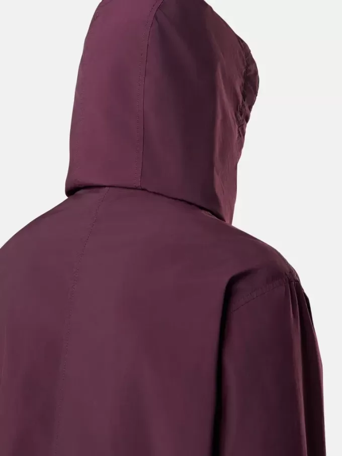Veste de terrain à capuche avec poches anti-chute et à boutons-pression. Veste de terrain à capuche avec poches anti-chute et à boutons-pression.
