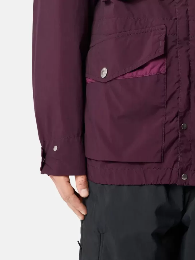 Veste de terrain à capuche avec poches anti-chute et à boutons-pression. Veste de terrain à capuche avec poches anti-chute et à boutons-pression.