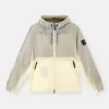 Veste légère à capuche avec détails anti-chute et réfléchissants Veste légère à capuche avec détails anti-chute et réfléchissants