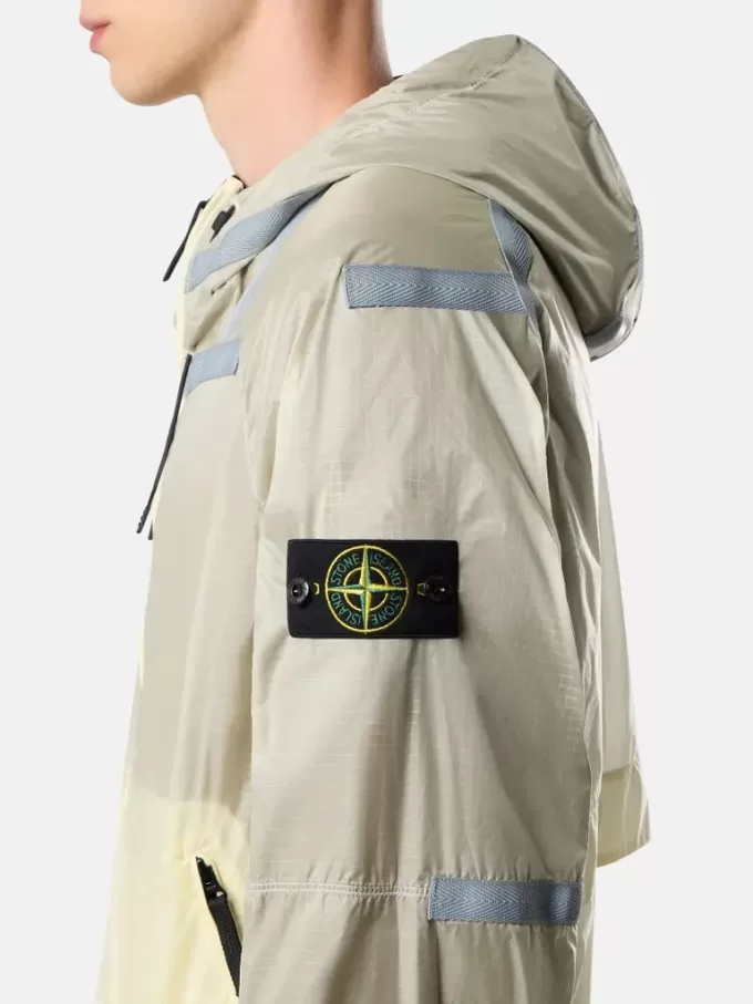 Veste légère à capuche avec détails anti-chute et réfléchissants Veste légère à capuche avec détails anti-chute et réfléchissants