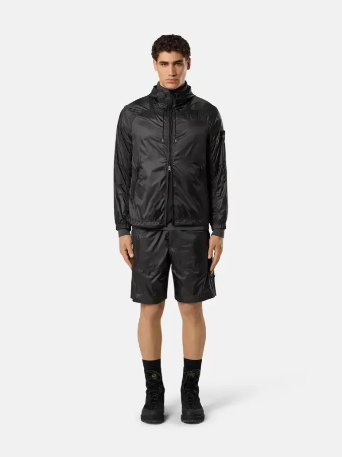 Veste légère à capuche avec détails anti-chute et réfléchissants Veste légère à capuche avec détails anti-chute et réfléchissants